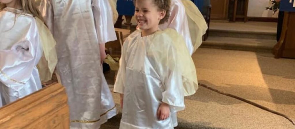 Αυτό το κοριτσάκι – «άγγελος» χορεύει τα κάλαντα και έρχεται να σου φτιάξει τη διάθεση (βίντεο)