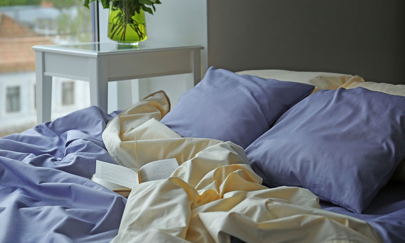 Γιατί δεν πρέπει να αφήνουμε άπλυτα ρούχα πάνω στο κρεβάτι;