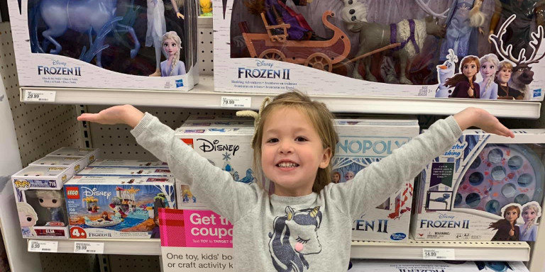 Μητέρα ξεγελάει την κόρη της όταν ζητά παιχνίδια από τα μαγαζιά – Θα το κάνετε κι εσείς! (φώτο)