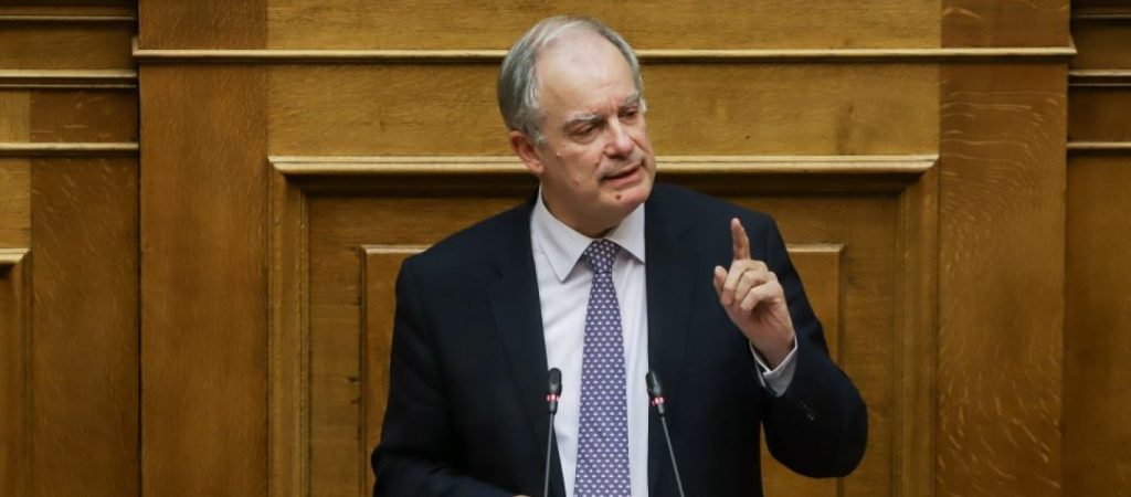 «Πειράγματα» και αστείες στιγμές μεταξύ βουλευτών  – Το δώρο που έκαναν στον Κώστα Τασούλα