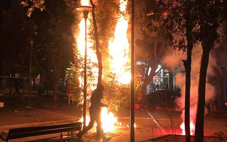 Πάει και το δεύτερο χριστουγεννιάτικο δέντρο στην πλατεία Εξαρχείων: Το έκαψαν και αυτό