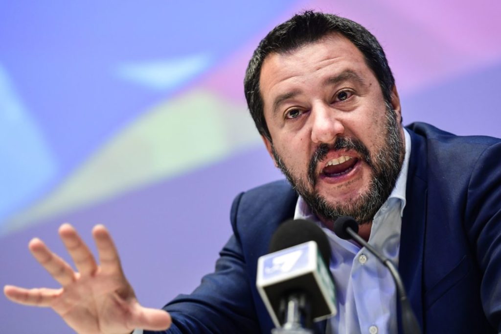 Ιταλία: Σάλος με την 19χρονη που ύψωσε τον μεσαίο της δάχτυλο στον Μ.Σαλβίνι ενώ αυτός κοιμόταν (φωτο)