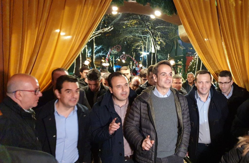 Σε εορταστικό κλίμα ο Κ. Μητσοτάκης στα Τρίκαλα – Φωτογραφήθηκε με «ξωτικά» (φώτο – βίντεο)