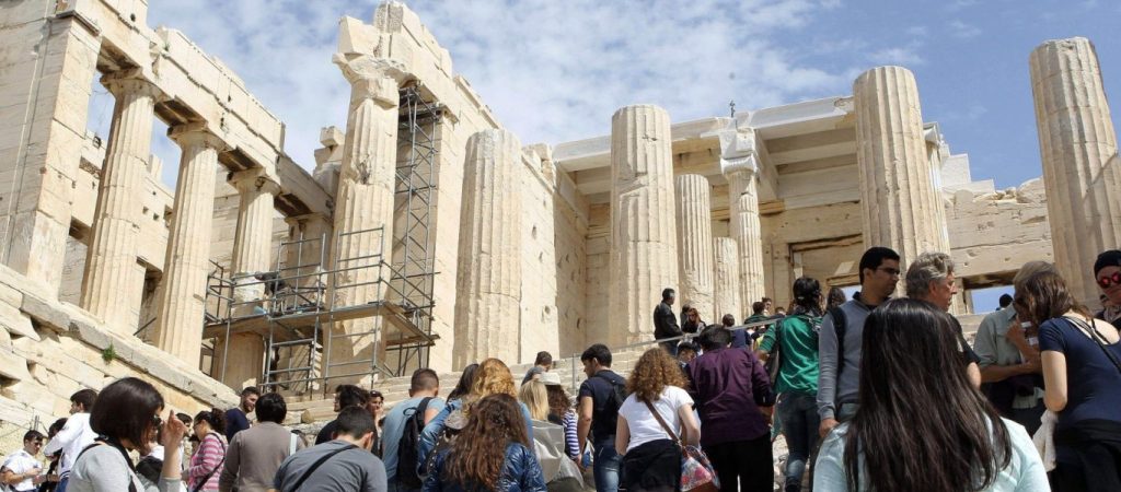 ΕΛΣΤΑΤ: Περισσότερες αφίξεις αλλά λιγότερες διανυκτερεύσεις φέτος – Όλα τα στοιχεία