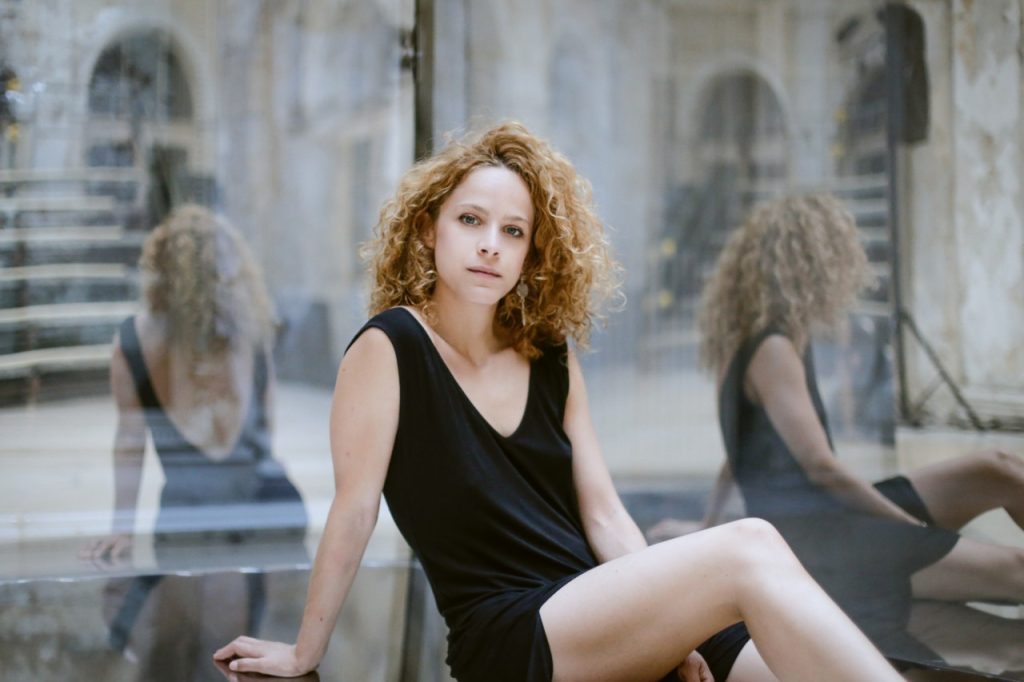 Δεν φαντάζεστε σε ποιο πολυσυζητημένο βίντεο κλιπ έπαιζε η «Ασημίνα» από τις «Άγριες Μέλισσες» (βίντεο-φωτο)