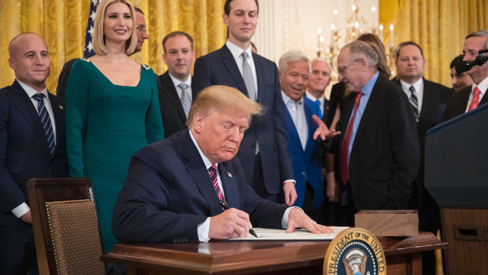 Ο Ντ.Τραμπ υπέγραψε τον EastMed Αct και την αποπομπή της Τουρκίας από το πρόγραμμα των F-35