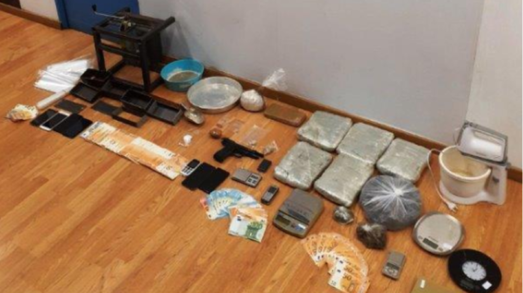 Συλλήψεις 5 ατόμων για ναρκωτικά σε Καλλιθέα και Γλυκά Νερά (φώτο)