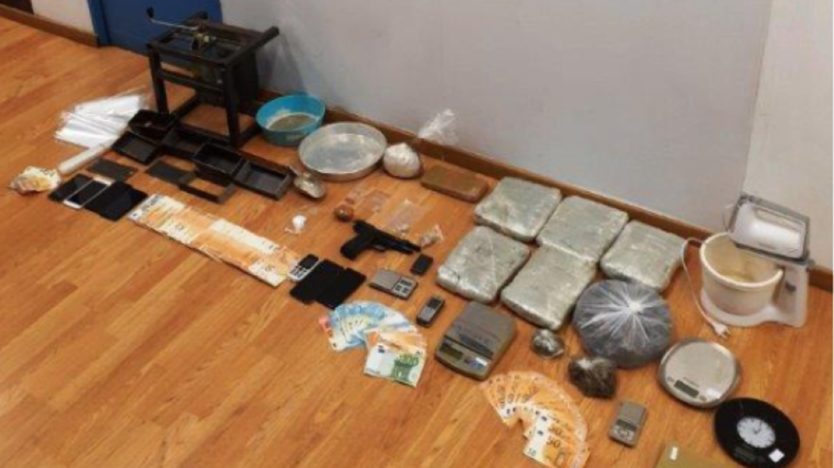 Συλλήψεις 5 ατόμων για ναρκωτικά σε Καλλιθέα και Γλυκά Νερά (φώτο)