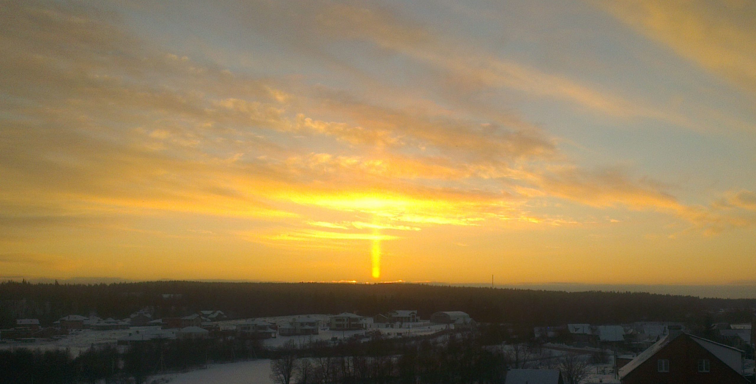 Ρωσία: Στήλη φωτός κατέβηκε κάθετα από τα ουράνια – Eντυπωσιακό θέαμα (φωτο)