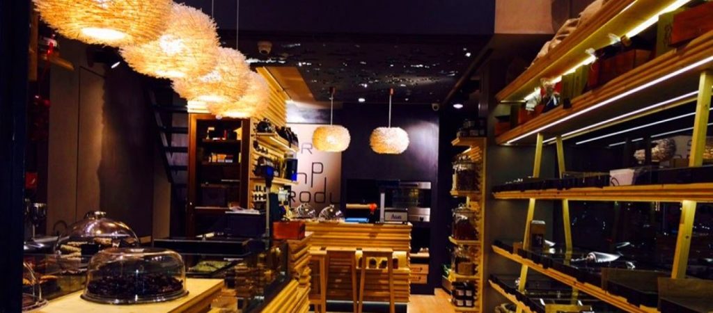 «Κόκκινη νύχτα» απόψε στη Γλυφάδα στο Aroma Earth Products με τον καλύτερο καφέ της πόλης, σοκολάτες και εκλεκτά κρασιά