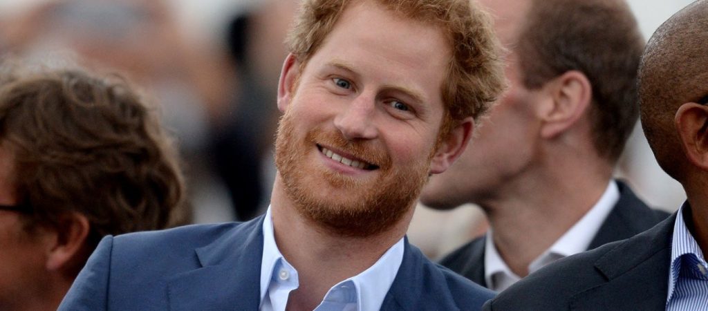 O πρίγκιπας Χάρι «μεταμορφώθηκε» σε Άη Βασίλης για καλό σκοπό (φώτο – βίντεο)