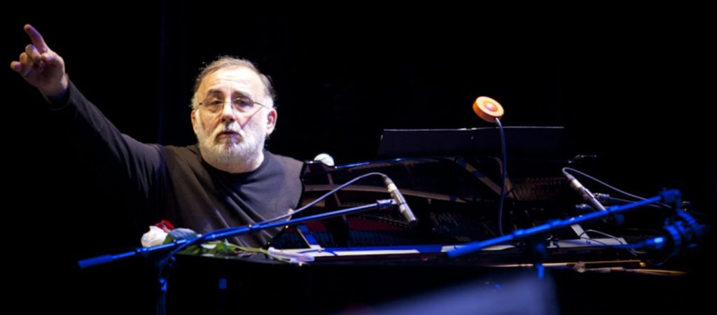 Συγκινεί με ανάρτησή του ο Θάνος Μικρούτσικος: «Αντί για δώρο φέτος να δώσετε αίμα»