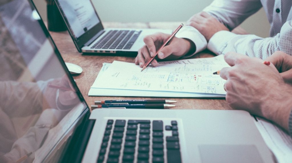 Οκτώ ώρες εργασίας εβδομαδιαία είναι καλές για την ψυχική υγεία – Τι δείχνουν έρευνες