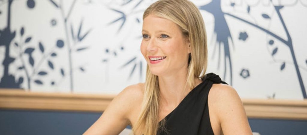 Η Γκουίνεθ Πάλτροου μας… «βάζει» τα γυαλιά – Δείτε τη να ποζάρει τόπλες και να… αναστατώνει (φώτο)