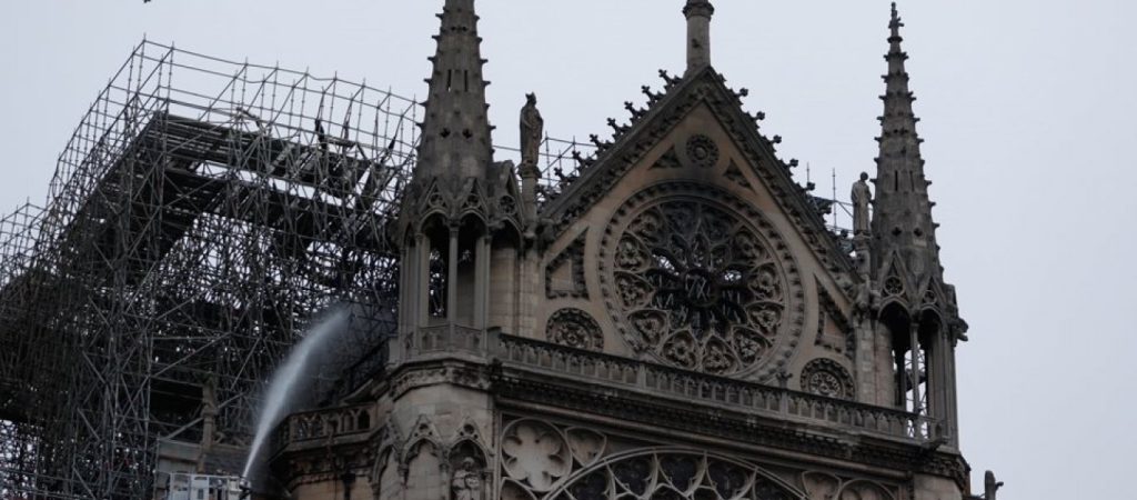 Για πρώτη φορά τα τελευταία 850 χρόνια η Νοτρ Νταμ δεν θα γιορτάσει τα Χριστούγεννα (φώτο)