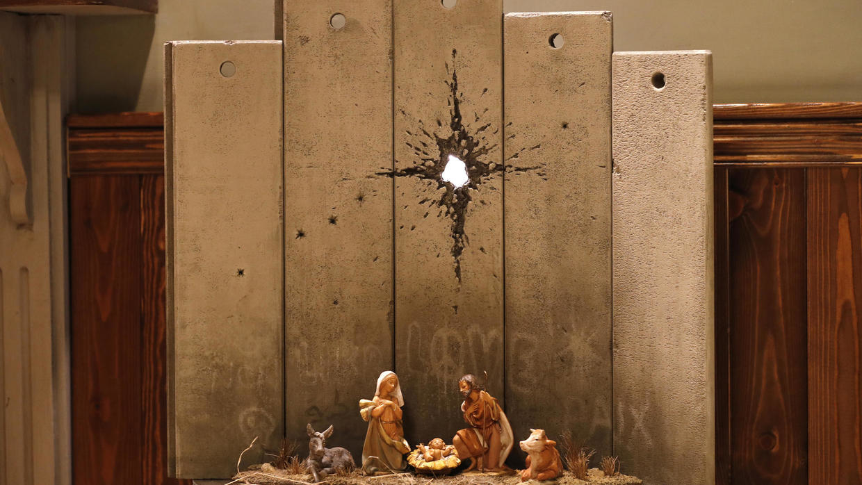 Στην κατεχόμενη Δυτική Όχθη εκτίθεται το έργο του Bansky «Η ουλή της Βηθλεέμ»