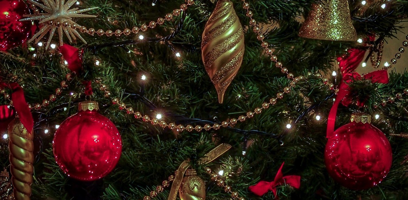 H άλλη πλευρά των γιορτών: Τα 600 εργοστάσια Χριστουγέννων όπου οι εργαζόμενοι δουλεύουν 12 ώρες για ένα κομμάτι ψωμί