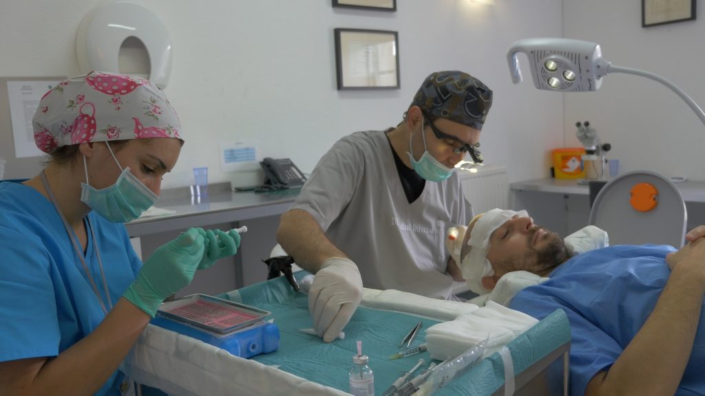 Διάσημος νευροχειρουργός προβλέπει ότι μέχρι το 2030 θα γίνει η πρώτη μεταμόσχευση κεφαλιού