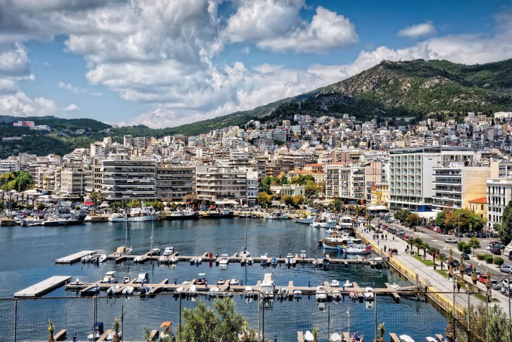 Καβάλα: Μικρό ιστιοφόρο σκάφος βούλιαξε μέσα στο λιμάνι από την κακοκαιρία (φωτο)