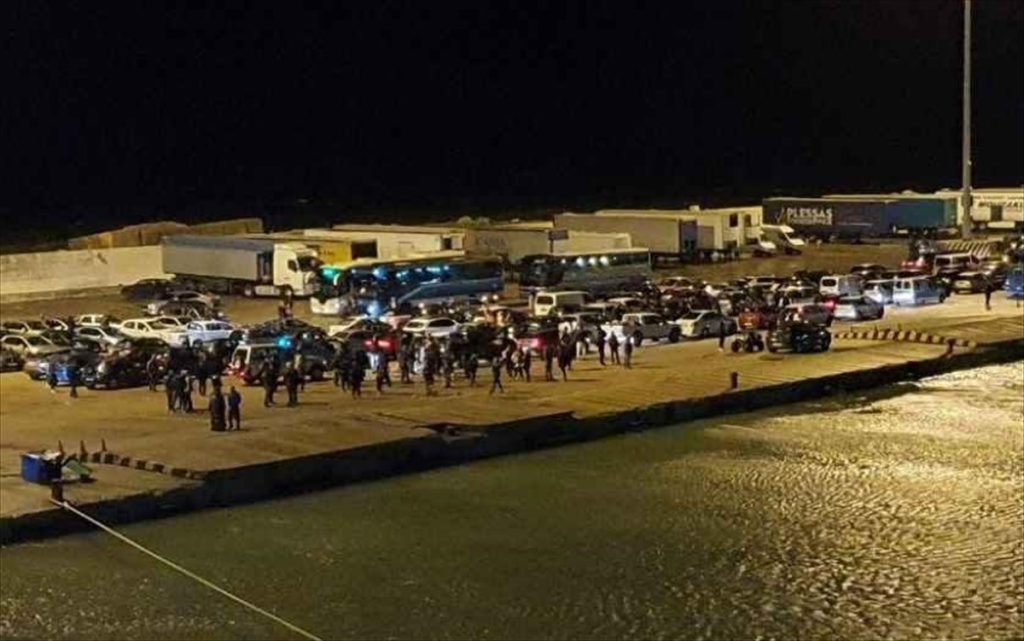 Παραλίγο τραγωδία στην Κυλλήνη: Αυτοκίνητο έπεσε από το πλοίο στη θάλασσα (βίντεο)