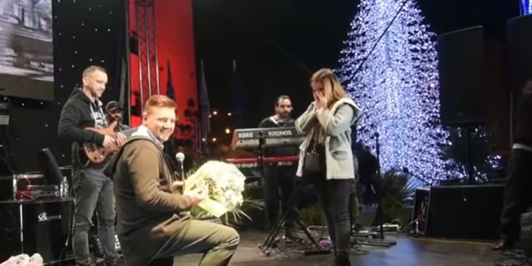 Γαμπρός έκανε πρόταση γάμου…στα μπουζούκια – Τι έκανε ο τραγουδιστής; (βίντεο)