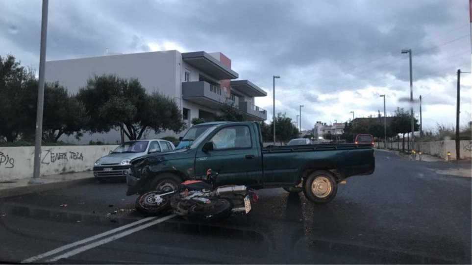 Ηράκλειο Κρήτης: Αγροτικό συγκρούστηκε με μοτοσικλέτα – Από θαύμα έζησε ο μοτοσικλετιστής