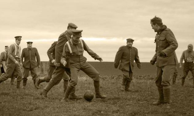 H «ανακωχή» των Χριστουγέννων: Όταν Βρετανοί και Γερμανοί αποφάσισαν να μην σκοτωθούν μεταξύ τους και να παίξουν μπάλα!