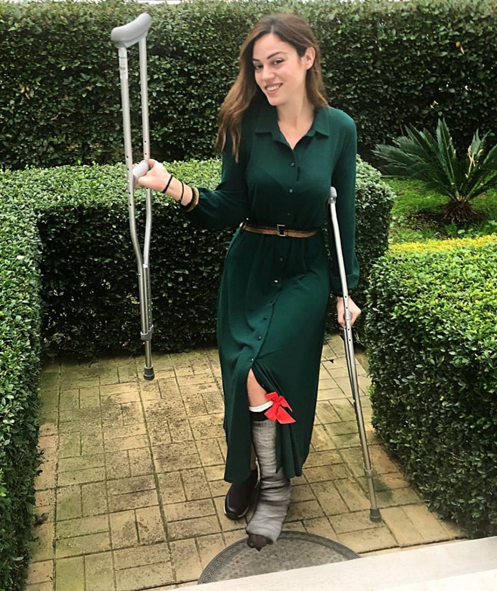 Mπάγια Αντωνοπούλου: Φωτογραφία με γύψο στο πόδι και πατερίτσες – Ατύχημα για την δημοσιογράφο (φωτο)