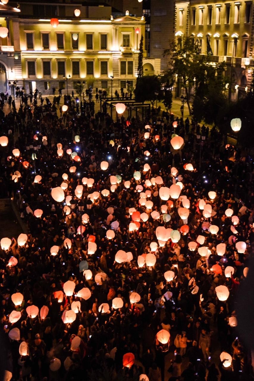 Παραμονή Χριστουγέννων στην Αθήνα: Χάρτινα φαναράκια φώτισαν τον αθηναϊκό ουρανό (φωτο)