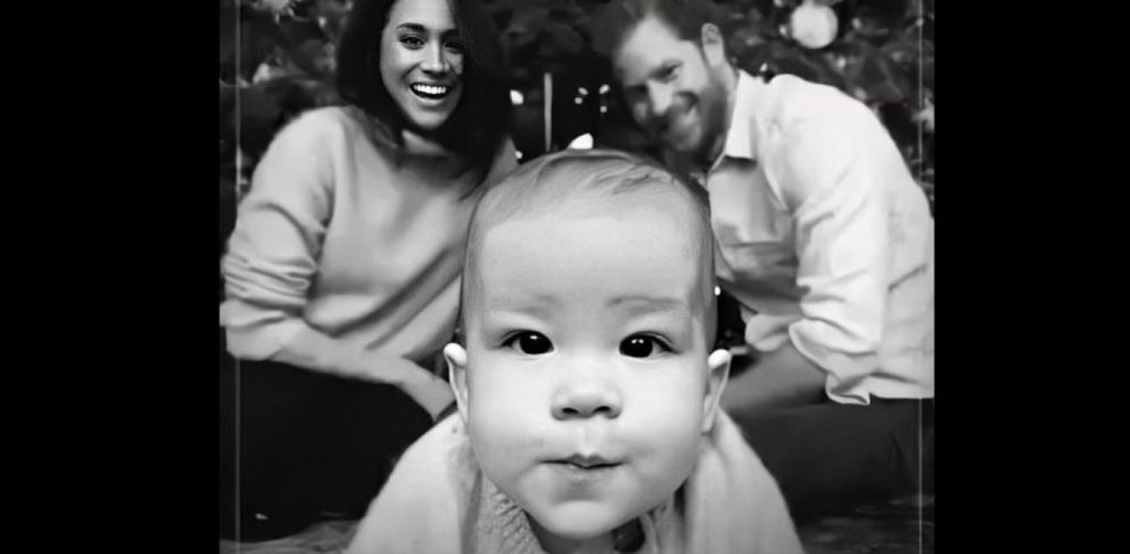 Σάλος στο twitter: Έκανε photoshop η Μέγκαν Μαρκλ στην κάρτα που απέστειλε μαζί με τον Χάρι; (φώτο)