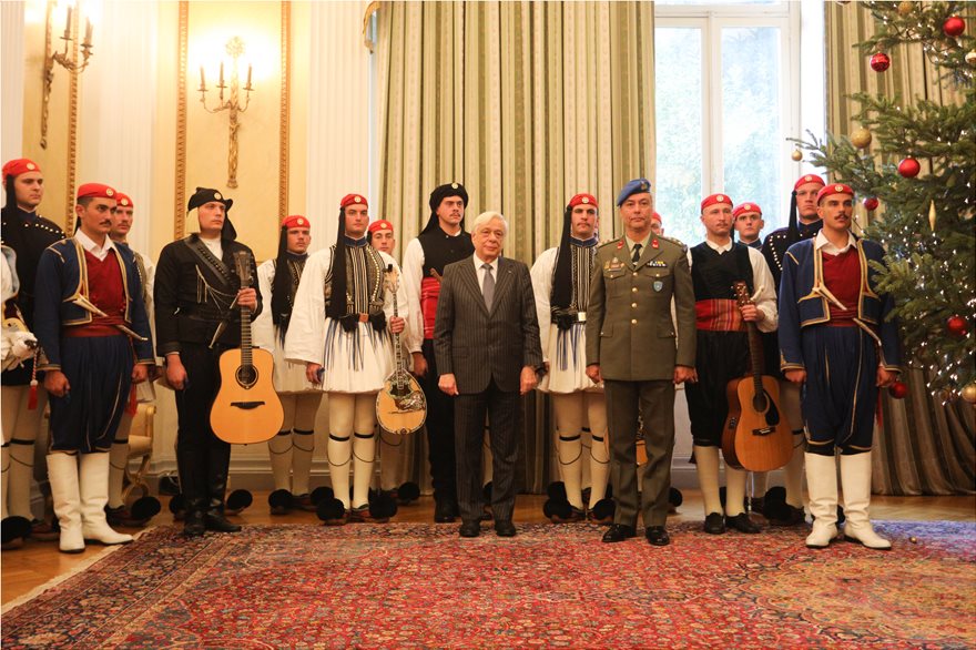 Ευχές και κάλαντα άκουσε ο Π.Παυλόπουλος στο Προεδρικό Μέγαρο – Το δώρο που μοίρασε (βίντεο)