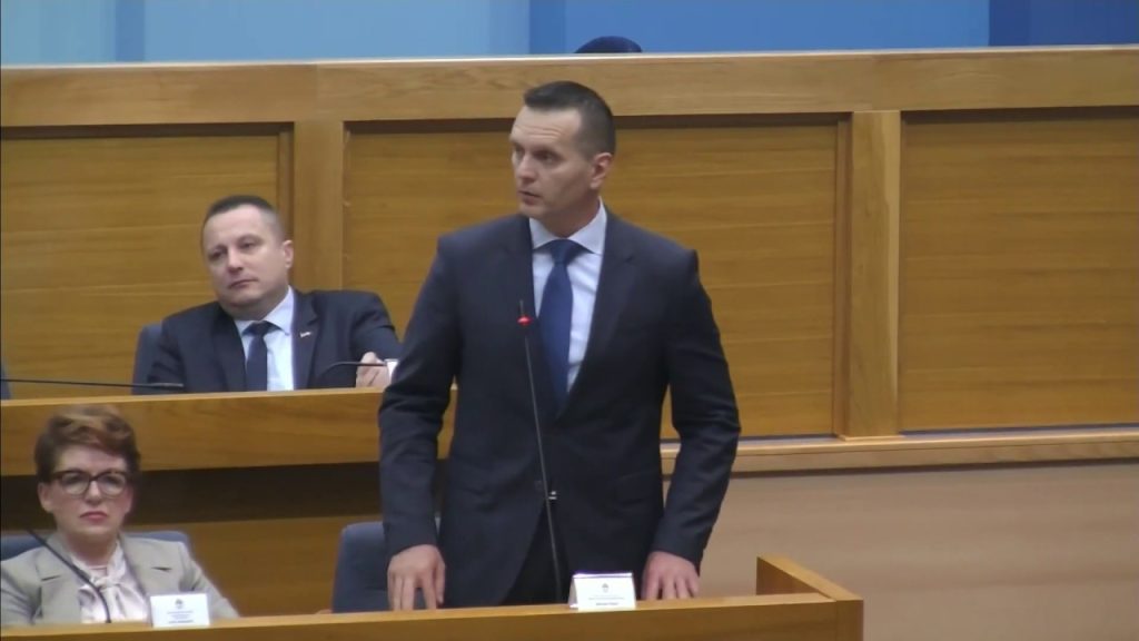 Bοσνία: Υπουργός αποκάλεσε βουλευτή πίθηκο και τον χαστούκισε μέσα στη Βουλή