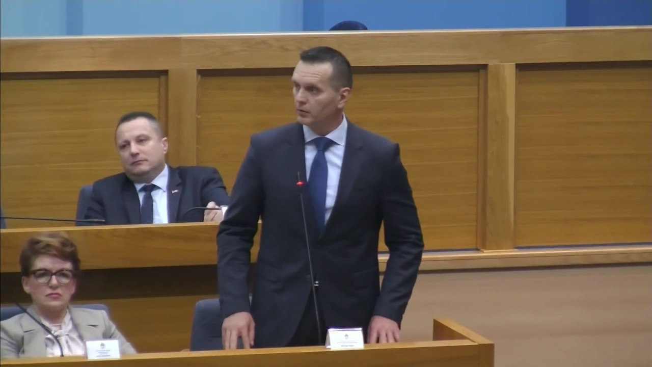 Bοσνία: Υπουργός αποκάλεσε βουλευτή πίθηκο και τον χαστούκισε μέσα στη Βουλή