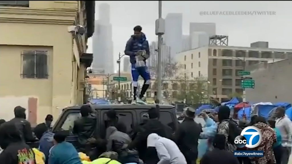 Σκηνές «απείρου κάλλους» στο Λος Άντζελες: Ράπερ μοιράζει χρήματα σε άστεγους και γίνεται χαμός