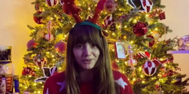 Ηλιάνα Παπαγεωργίου: Ποζάρει και εύχεται μπροστά από το χριστουγεννιάτικο δέντρο της (βίντεο)