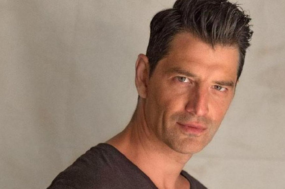 Σάκης Ρουβάς: Η οικογενειακή χριστουγεννιάτικη φωτογραφία κάτω από το δέντρο (φωτο)