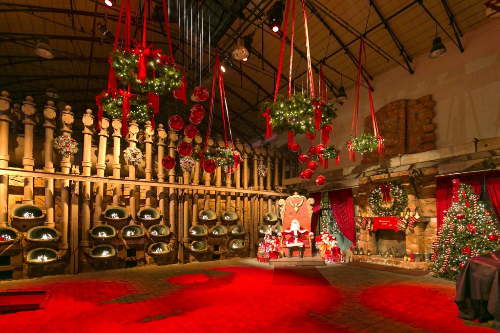 Χιλιάδες διακοσμητικά, μπάλες, γιρλάντες και κορδέλες: Το πραγματικό εργαστήριο του Άγιου Βασίλη στην Νέα Υόρκη