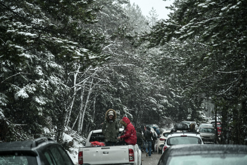 Πάρνηθα: Από νωρίς το πρωί έντονη χιονόπτωση – Έσπευσαν οι Αθηναίοι να χαρούν το χιόνι (φωτό)