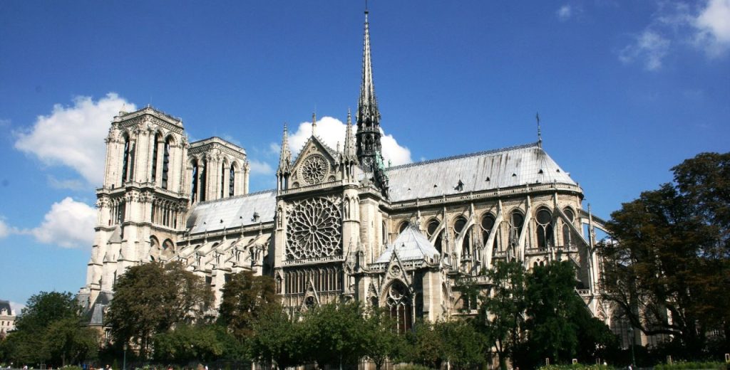 «Ανησυχώ πως η Παναγία των Παρισίων δεν θα γίνει ποτέ ξανά όπως πριν» λέει ο διοικητικός κληρικός του ναού