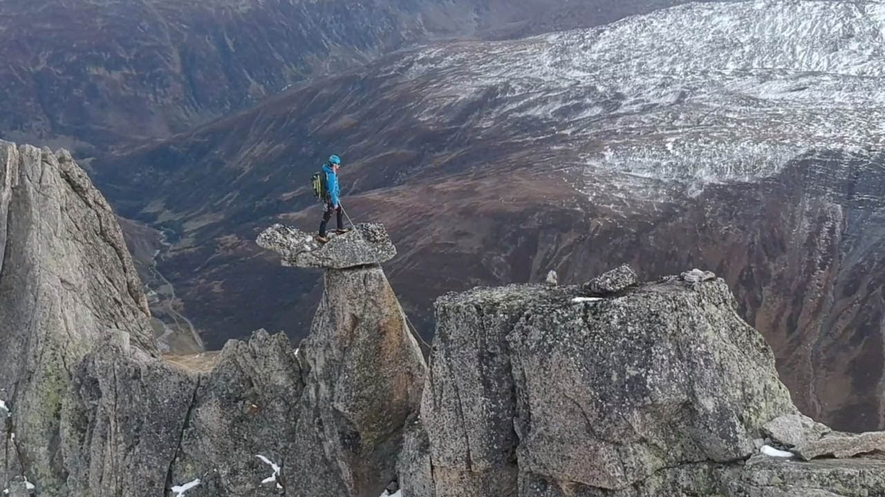 Εντυπωσιακό βίντεο: Ορειβάτης στέκεται σε κορυφή ύψους 3000 μέτρων (βίντεο)