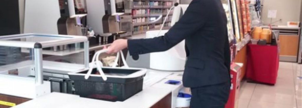 Κι όμως είναι αλήθεια: Aυτή η πασίγνωστη εταιρεία πληρώνει τους εργαζόμενους για να μην «ενοχλούν» τους πελάτες