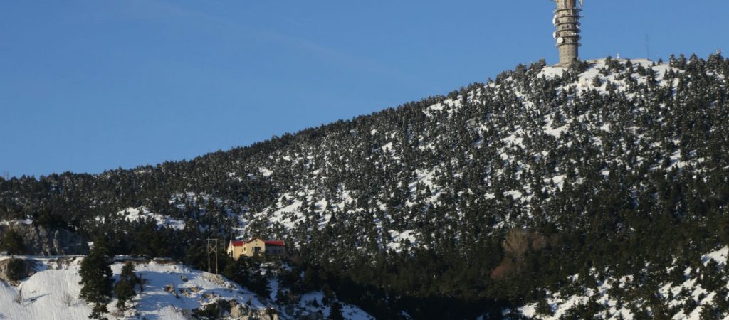 Έπεσαν τα πρώτα χιόνια στην Πάρνηθα – Πλησιάζει η κακοκαιρία «Ζηνοβία» (φωτο)