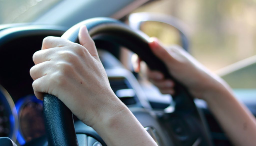 Το γνωρίζατε; – Δείτε τι αποκαλύπτει για το χαρακτήρα σας ο τρόπος που κρατάτε το τιμόνι (βίντεο)