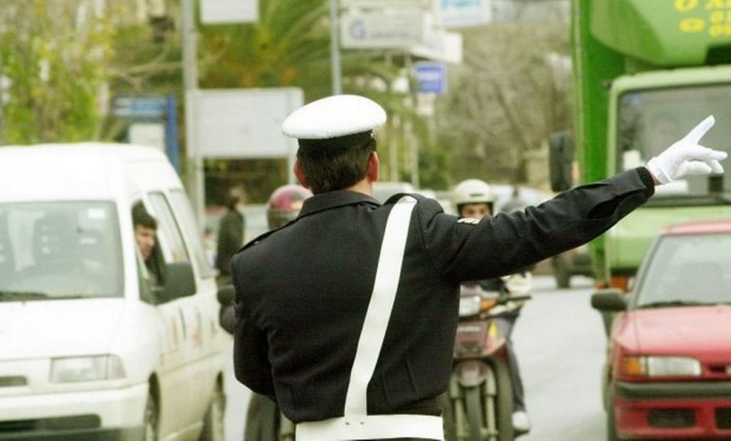 Κι όμως ήταν παράδοση: Πότε ήταν έθιμο στην Ελλάδα να κάνουμε χριστουγεννιάτικα δώρα στους τροχονόμους;