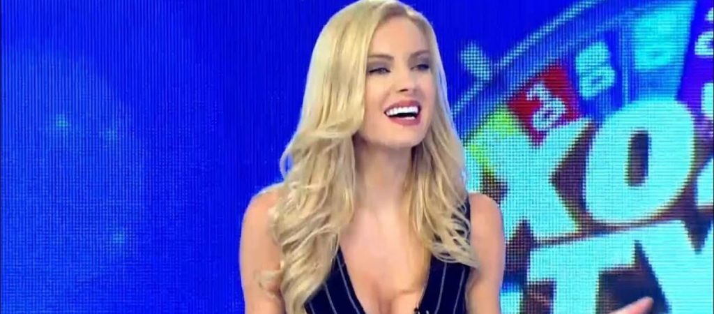 Η «καυτή» πόζα της Τζούλια Νόβα που «έριξε» το instagram (φώτο)