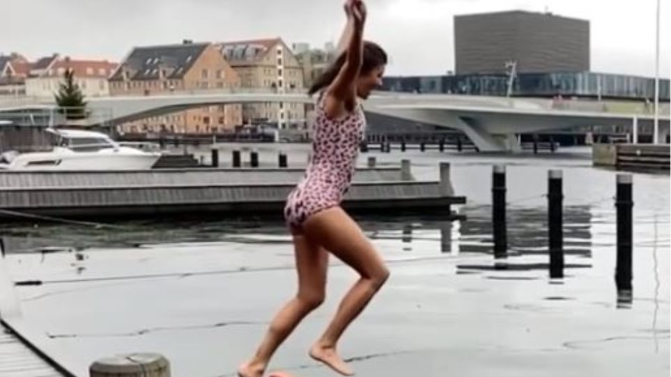 Γνωστό μοντέλο γιόρτασε τα γενέθλιά της βουτώντας σε παγωμένα νερά (βίντεο)