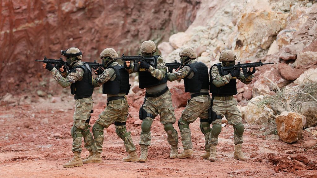 Το τουρκικό Ναυτικό αναλαμβάνει την…  «προστασία» της Τρίπολης:  Απόβαση  των SAT-SAS για την προστασία του Σαράτζ!