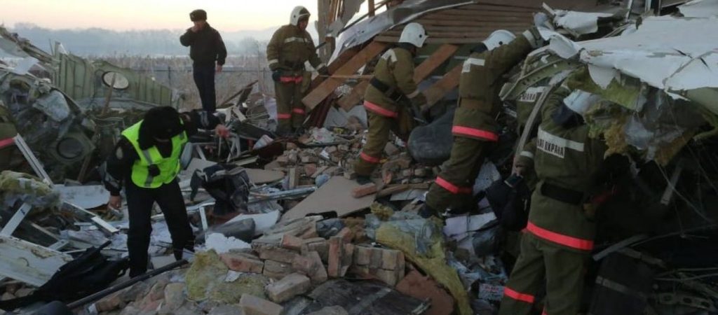 Συντριβή αεροπλάνου στο Καζακστάν: Βρέφος ανασύρθηκε ζωντανό από τα συντρίμμια (βίντεο)