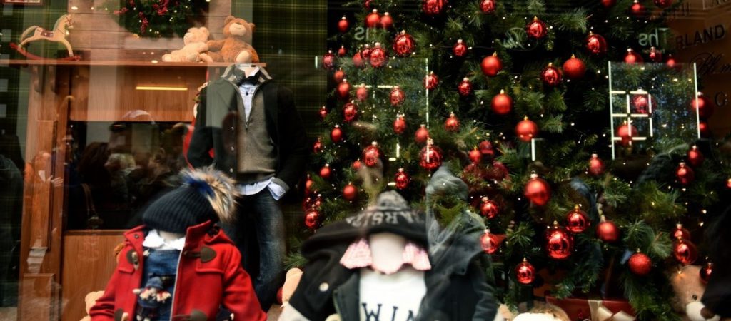 Εορταστικό ωράριο: Ποιες ώρες θα είναι ανοιχτά τα καταστήματα από σήμερα μέχρι την παραμονή