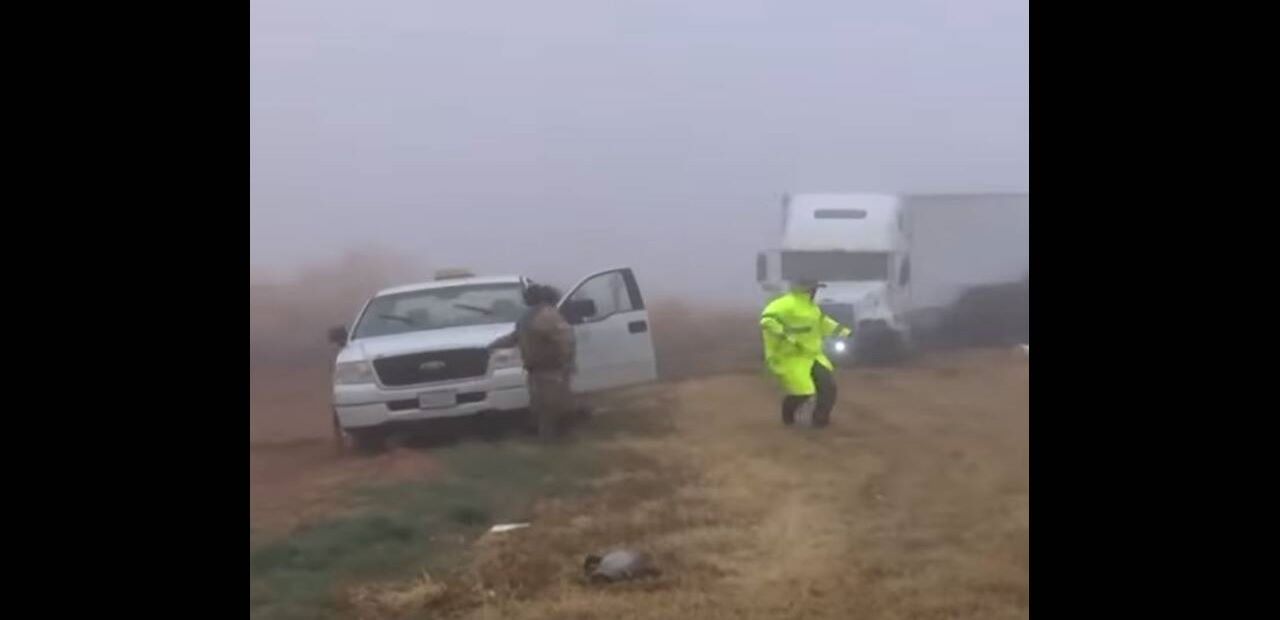 Τρομακτικά στιγμιότυπα: Φορτηγό ανετράπη και παρέσυρε ό,τι βρήκε μπροστά του (βίντεο)